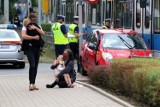 Wypadek z udziałem tramwaju w centrum Wrocławia. Kobieta jechała z trójką małych dzieci