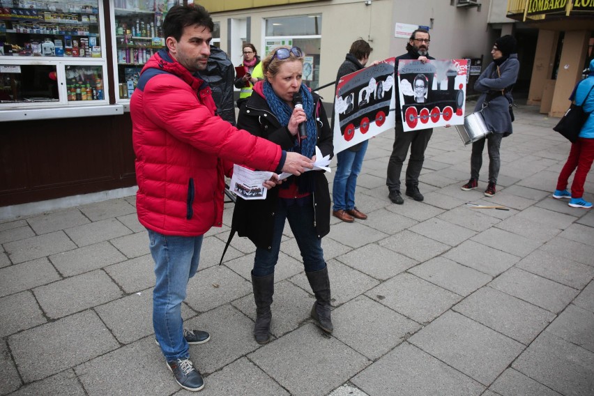 Protest rodziców przed dworcem we Wrzeszczu. Nie chcą reformy edukacji [WIDEO,ZDJĘCIA]