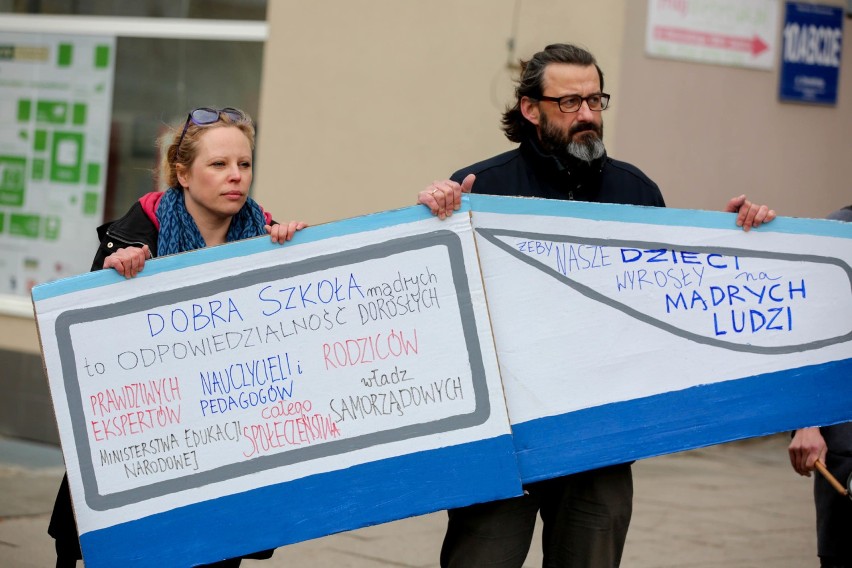 Protest rodziców przed dworcem we Wrzeszczu. Nie chcą reformy edukacji [WIDEO,ZDJĘCIA]