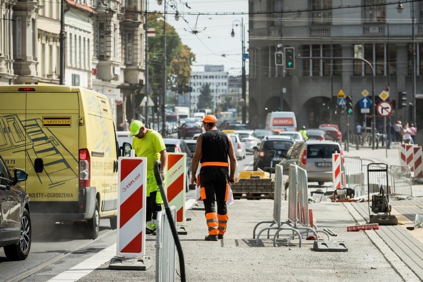 Nawierzchnia przystanku wykonana została z betonu...