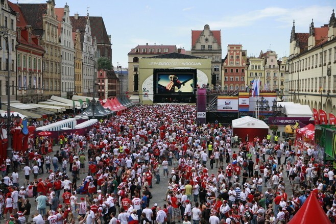 Wrocław: Dantejskie sceny pod strefą kibica w Rynku (ZDJĘCIA)