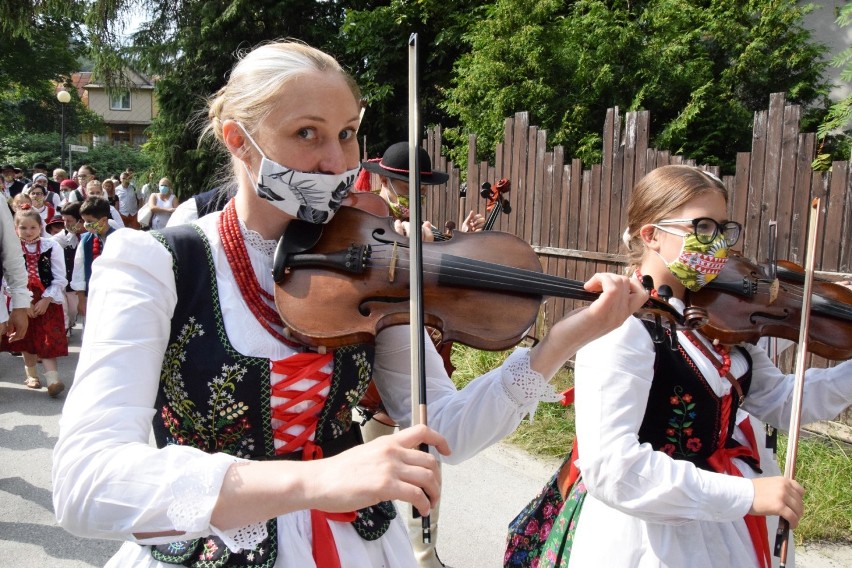 Korowód 57 Tygodnia Kultury Beskidzkiej złożony z artystów...