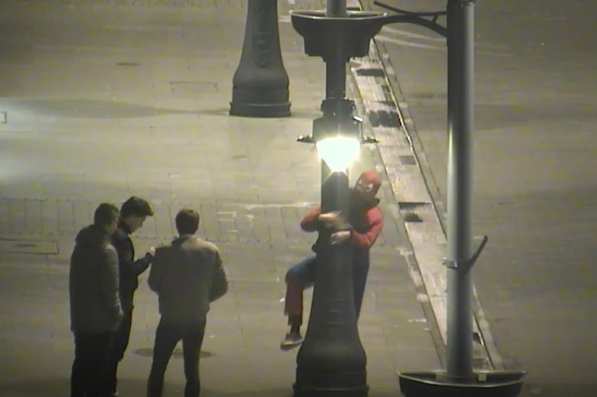 W nocy po Piotrkowskiej spacerował... Spiderman. Wspinał się na latarnię i przeskakiwał stojaki rowerowe[FILM, zdjęcia]