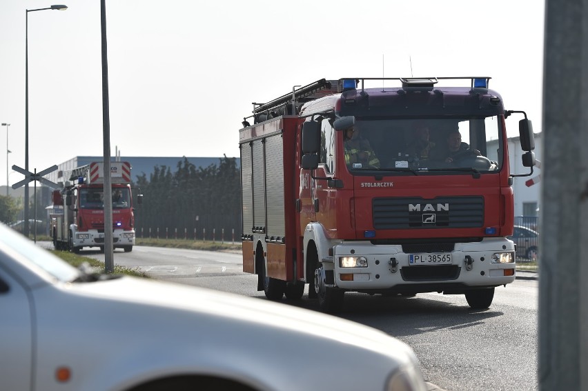 Alarm pożarowy na Zatorzu. Cztery jednostki zjechały do jednego z zakładów [ZDJĘCIA]