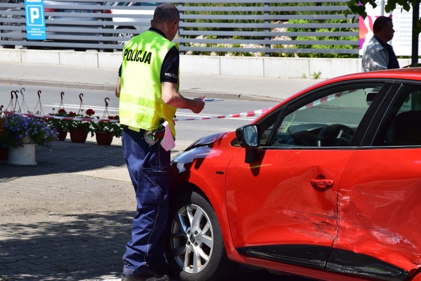 Kraksa na ulicy 3 Maja w Wieluniu. Dwie osoby odniosły obrażenia FOTO