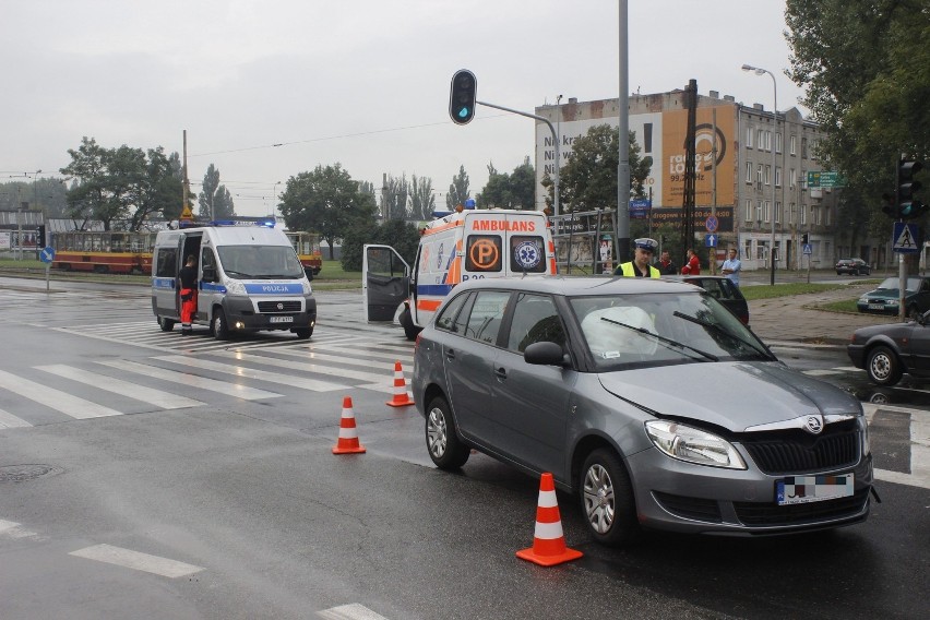 Wypadek karetki na Zielonej i Legionów w Łodzi [ZDJĘCIA]