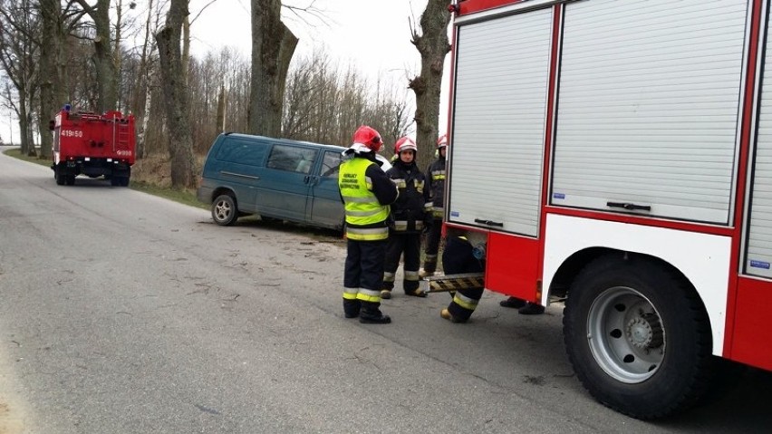 Wypadek koło Pieniężna. Dostawczy volkswagenem uderzył w...