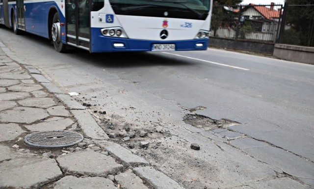 Ulica Królowej Jadwigi jest w fatalnym stanie. Mieszkańcy nie mogą się doczekać na jej remont od lat