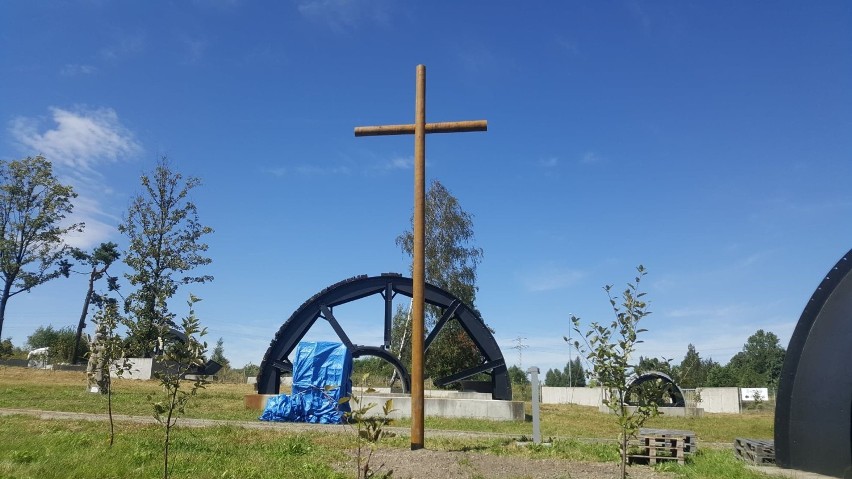 Wałbrzych: W 40.rocznicę Sierpnia 80 na kopalnię powrócił legendarny krzyż