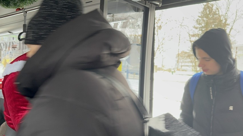 Wyjątkowy pasażer w skierniewickich autobusach MZK rozdawał prezenty