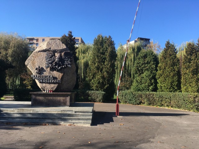 Szczyt wandalizmu w Kielcach. Na skwerze Szarych Szeregów w miejscu, gdzie co roku, 1 września upamiętniana jest kolejna rocznica wybuchu drugiej wojny światowej i odbywa się wiele uroczystości, ktoś zniszczył maszt do wciągania flagi państwowej.

Więcej zdjęć na kolejnych slajdach. 

