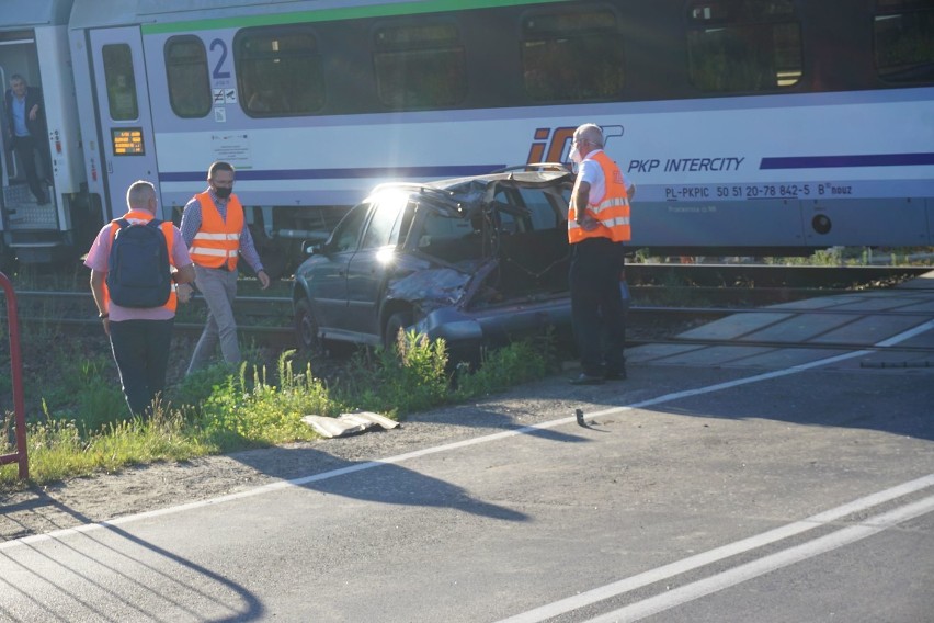 Września: Pociąg uderzył w osobówkę - rogatki nie były opuszczone [GALERIA]