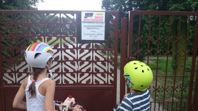 To zdjęcie dzieci przed zamkniętą bramą miasteczka ruchu drogowego w ostatnią sobotę nadesłał radnemu Michalikowi jeden z łodzian.
