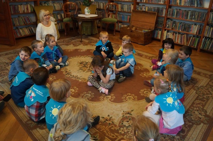 Dzieci z przedszkola Promyczek odwiedziły bibliotekę