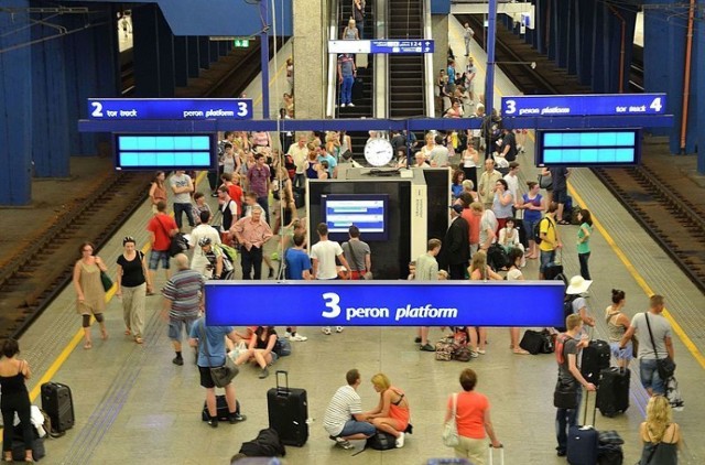 Fotografia ilustracyjna - peron 3 na dworcu Warszawa Centralna.