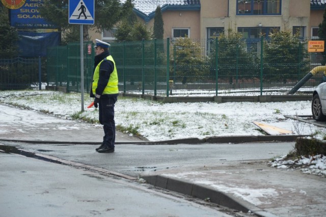 Zmiany, jakie już niebawem wejdą w życie, wprowadza ustawa z dnia 14 sierpnia 2020 r. o zmianie ustawy - Prawo o ruchu drogowym oraz niektórych innych ustaw (Dz. U. poz. 1517). Od 5 grudnia br. blankiet prawa jazdy nie będzie więc wymagany podczas policyjnej kontroli, natomiast dane kierowcy będą przez policję sprawdzane bezpośrednio w centralnej ewidencji kierowców.