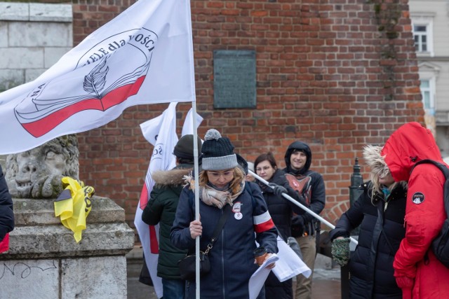 Rynek Główny, protest nauczycieli zrzeszonych w Związku Nauczycielstwa Polskiego w związku z obostrzeniami związanymi z nauką zadalną