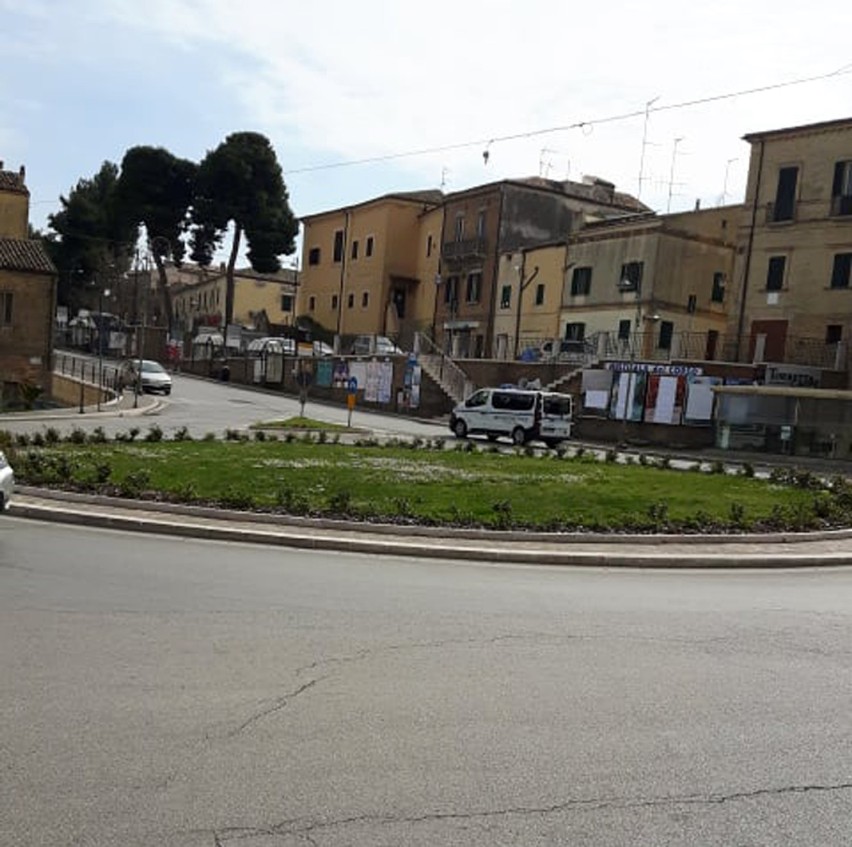 Opustoszałe ulice włoskich miasta z powodu epidemii...