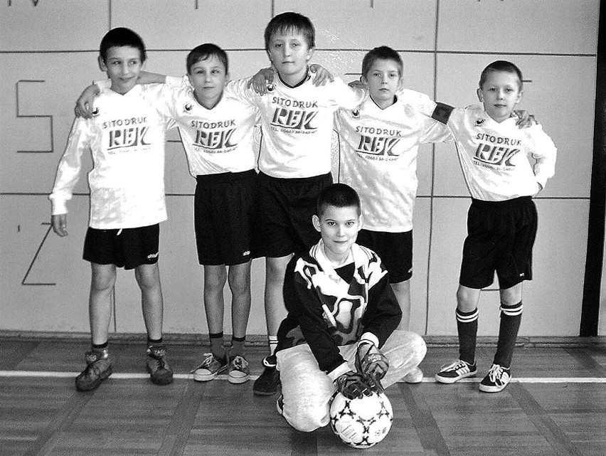 Młodzi piłkarze - uczestnicy Halowego Piłkarskiego Turnieju...