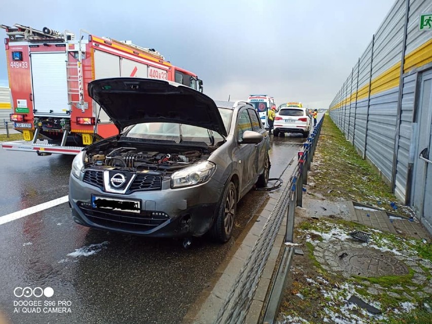 Zderzenie trzech samochodów na autostradzie A1 w Sarnowie. Zobacz zdjęcia