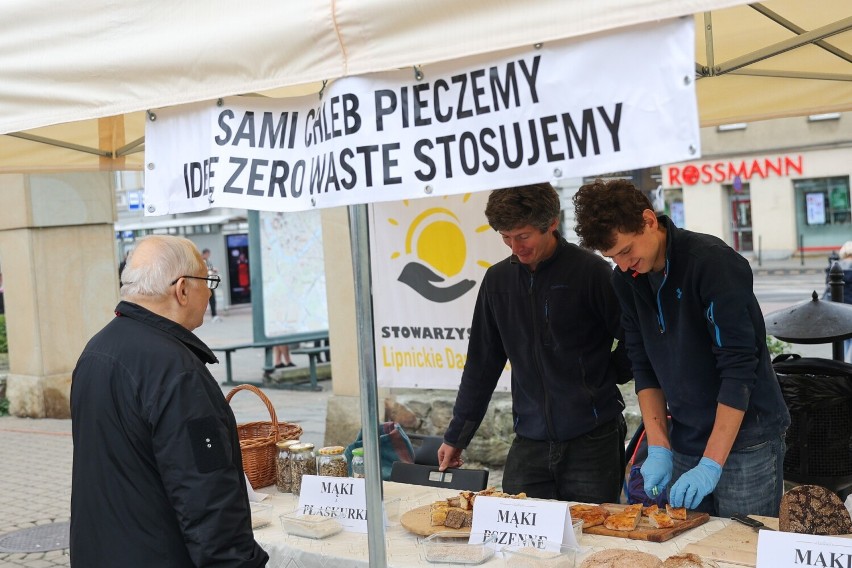 Warsztaty na Targu Pietruszkowych w Krakowie: jak upiec własny chleb i nie marnować żywności