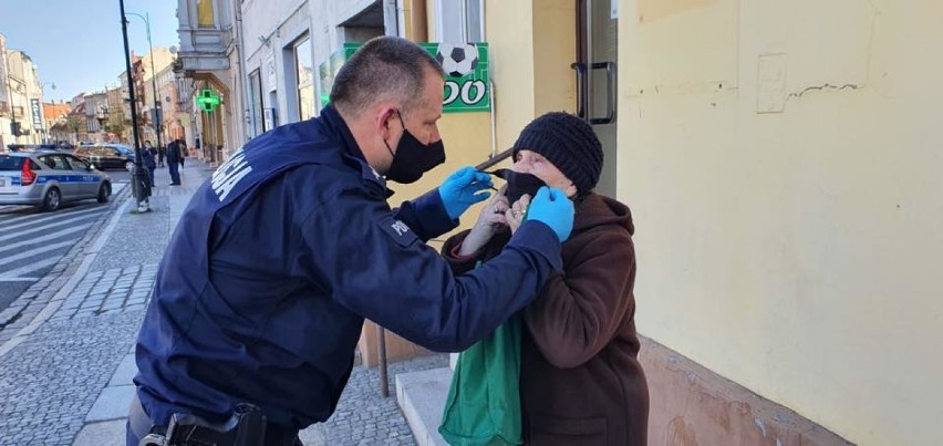 Policjanci rozdają maseczki mieszkańcom, byli także w schroniskach dla bezdomnych