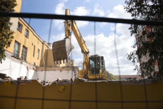 Rozpoczęła się kolejna faza remontu kinoteatru "Grunwald", polegająca na wyburzaniu ścian - zachowane zostaną jedynie dwie zewnętrzne ściany: od ulicy Warszawskiej i od Woli Zamkowej. 

W "Grunwaldzie" gruntownie zmienią się wnętrza. Powstanie scena obrotowa, będą nowoczesne urządzenia sceniczne. Na widowni zmieści się ponad 700 foteli. Będzie je można ustawiać w różny sposób – tradycyjnie przed widownią i na przykład dokoła niej.

Jak wyglądał kiedyś kinoteatr "Grunwald"? Zobaczcie archiwalne zdjęcia!

Kinoteatr "Grunwald" będzie siedzibą Teatru Muzycznego.

Zobaczcie, jak zmienia się kawał historii naszego miasta!

Zobacz też:
Wielkie emocje i dogrywka na Tor-Torze!
Copernicon 2019 - cosplayowa parada na starówce