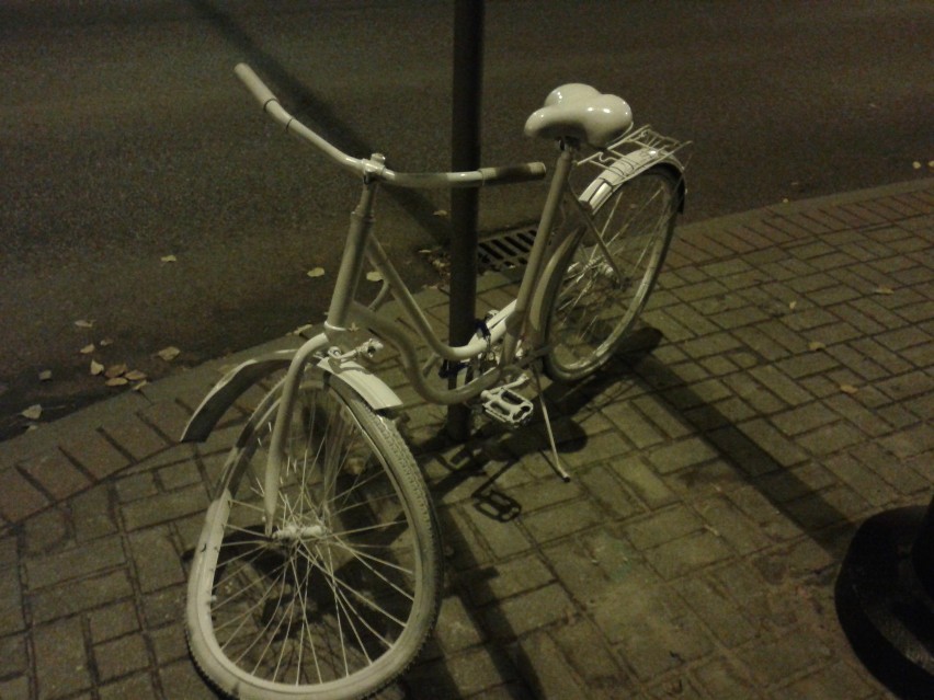 Pomnik rowerzysty w Gdyni. Ghostbike na skrzyżowaniu