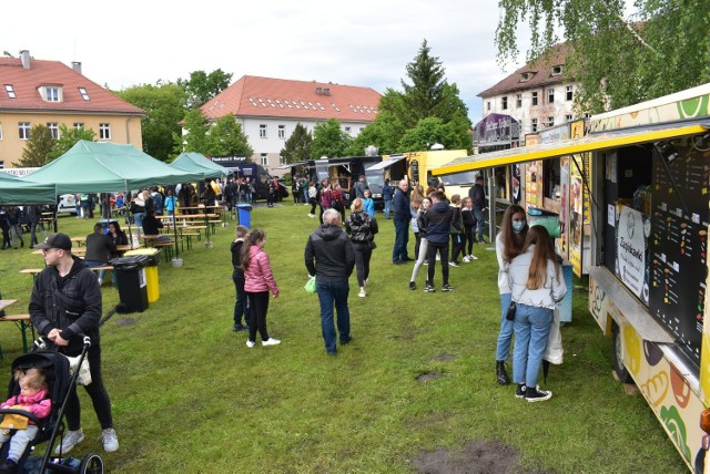 Food Trucki zaparkowały na placu Unii Europejskiej w Krośnie Odrzańskim. Ruszył kolejny Festiwal Smaków Świata.