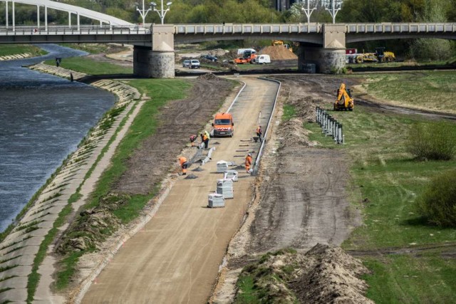 Budowa Wartostrady następuje etapami. Docelowo system nowoczesnych dróg rowerowych po obu stronach rzeki ma liczyć około 10 kilometrów