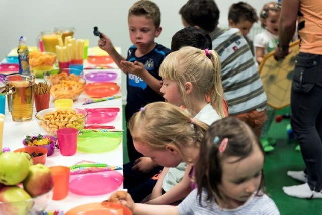 Dzień zabawy na trampolinach to zdecydowanie za mało, dlatego w GOjump przy ul. Długosza 59 we Wrocławiu organizujemy... Tydzień Dziecka!

Tydzień Dziecka w GoJUMP ruszy już 26 maja. Główna niespodzianka: w cenie biletu młodzi „jumperzy” poznają podstawy akrobatyki, parkouru i techniki skoków – trenerzy GOjump poprowadzą 20-minutowe zorganizowane zajęcia.

– O każdej godzinie inne – mówi Baworowska. – Dzieci będą mogły bezpiecznie nauczyć się trików, sztuczek. 

Wielki finał oczywiście 1 czerwca (od godz. 16.00). Wejście do GOjump zawsze o pełnych godzinach. 

PROGRAM TYGODNIA DZIECKA

godz. 11.00 – Parkour Kids
godz. 12.00 – Turniej Zbijaka
godz. 13.00 – Akro Kids
godz. 14.00 – Turniej Zbijaka
godz. 15.00 – Jump Kids
w godz. 16.00 - 21.00 – Turniej Zbijaka