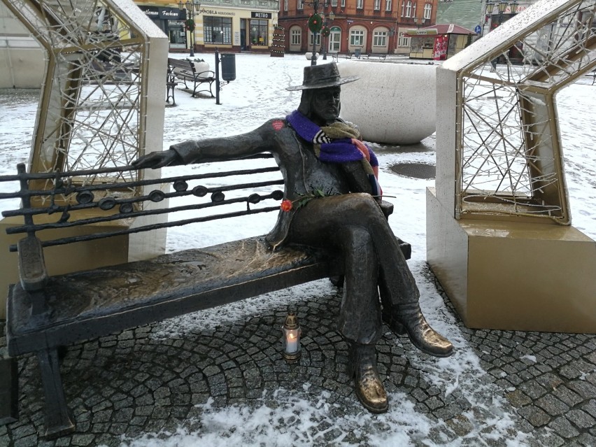 Zimą fani zakładają szalik swojemu ukochanemu Artyście