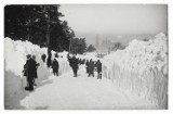 Olkusz. Ogromne zaspy, sople i zasypane chodniki. Zobacz, jak wyglądała kiedyś zima w Olkuszu [ZDJĘCIA]