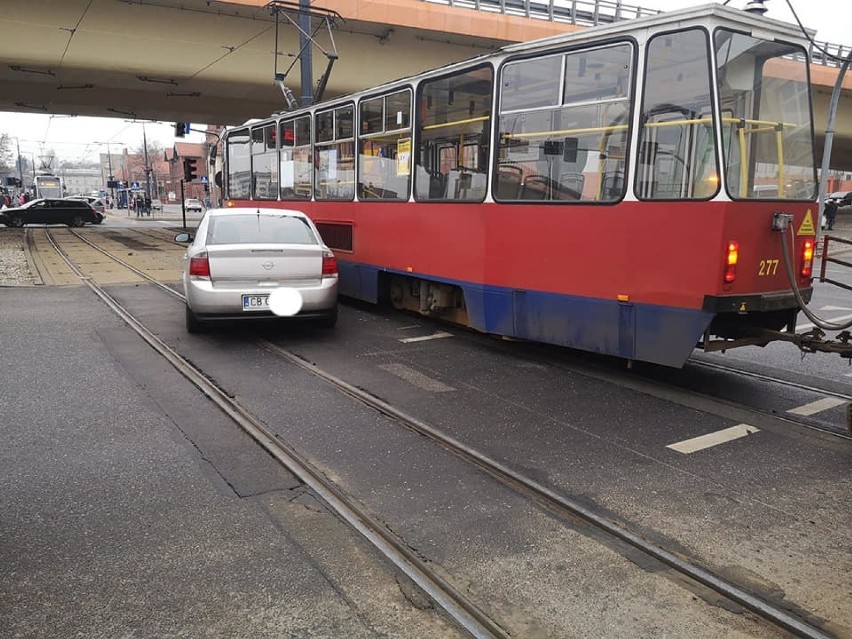 Wypadek w Bydgoszczy. Tramwaj zderzył się z autem