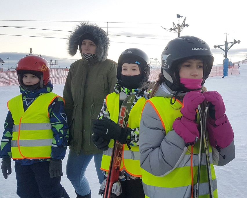 W gminie Walim uczą dzieci jazdy na nartach