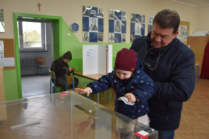 Trwa druga tura wyborów samorządowych w gminie Kuślin. Jak...