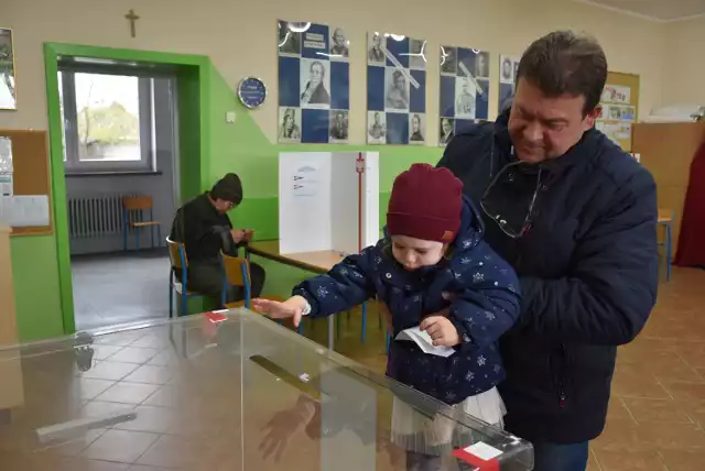 Trwa druga tura wyborów samorządowych w gminie Kuślin. Jak przebiega głosowanie? Zobaczcie zdjęcia!