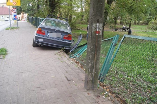 Samochód zniknął, ale płot przy ul. Kościuszki w Radomsku czeka na naprawę po wypadku