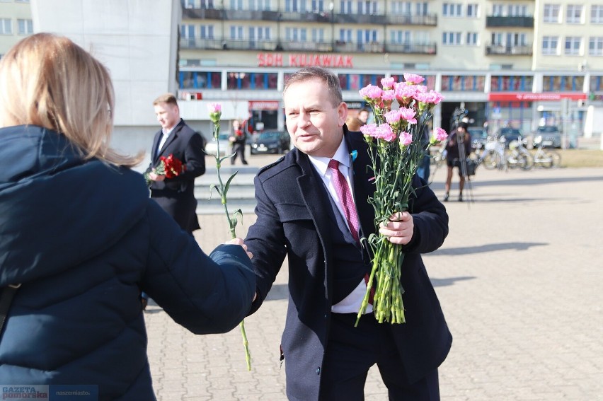 Dzień Kobiet we Włocławku, kwiaty dla pań 8 marca 2022 roku.