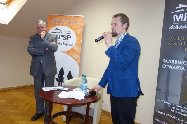 Marek Taczyński (z prawej) wprowadza w tematyke spotkania z prof. Andrzejem Stoffem