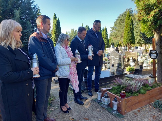 Organizatorzy akcji przy grobie zmarłego w tym roku Zbyszko Piwoński - wieloletniego senatora, wojewody i nauczyciela