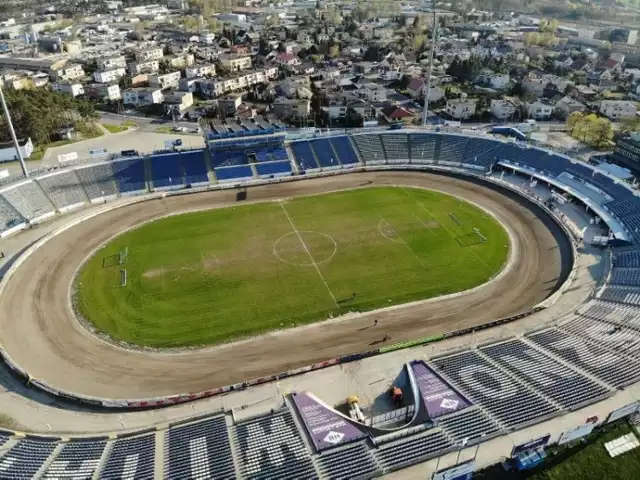 Samorząd utrzymuje i modernizuje stadion z którego korzysta głównie Unia Leszno