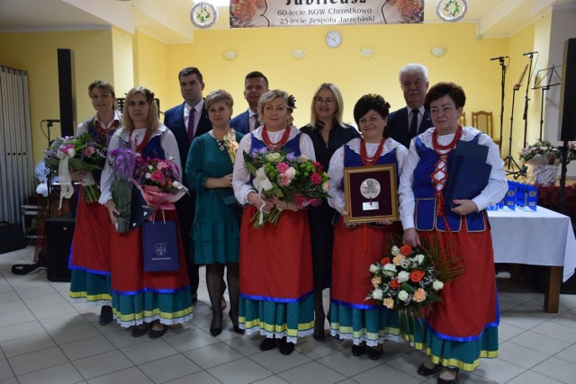 Wyjątkowe urodziny, bo jubilaci wyjątkowi. Koło Gospodyń Wiejskich z  Chrostkowa liczy czterdzieści jeden pań, a zespół „Jarzębinki” dwudziestu jeden członków. Obie grupy są znane nie tylko w regionie, nie tylko w powiecie lipnowskim, ale w całym województwie, a nawet Polsce. 

Podczas uroczystości nie zabrakło życzeń, gratulacji, występów artystycznych, dobrego jedzenia i oczywiście prezentów. Aneta Jędrzejewska, członek zarządu województwa, w imieniu marszałka Piotra Całbeckiego, wręczyła KGW Chrostkowo medal w uznaniu zasług na rzecz województwa i jego mieszkańców. Życzenia popłynęły też oczywiście od władz gminy z wójtem Mariuszem Lorencem na czele. W obchodach wziął także burmistrz miasta i gminy Skępe Piotr Wojciechowski, a także wielu innych znamienitych gości.


Wideo. Agro Pomorska odcinek 82

