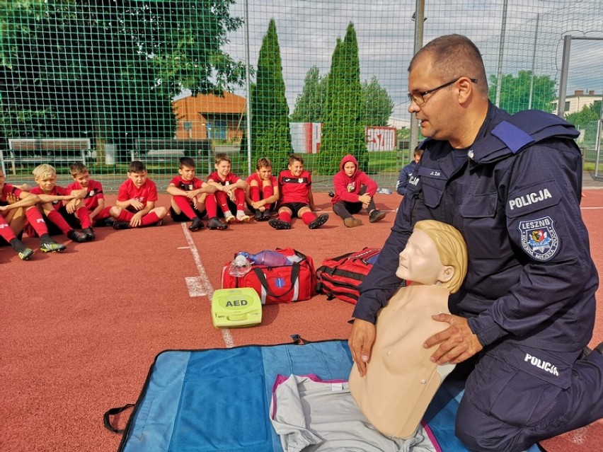 LESZNO. Jakub Żak, od niedawna funkcjonariusz Komendy Miejskiej Policji w Lesznie pasjonat sportów motocyklowych i ratownik medyczny [FOTO] 