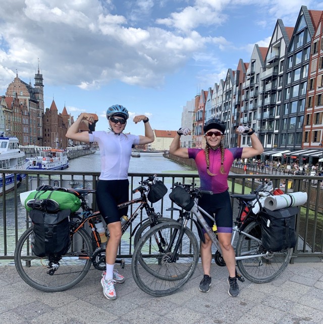 Oliwia Kwaśkiewicz i Izabela Żmuda wspólnie przejechały na rowerach ponad 1800 kilometrów, by dotrzeć nad Bałtyk, na Hel i do Świnoujścia

Zobacz kolejne zdjęcia/plansze. Przesuwaj zdjęcia w prawo - naciśnij strzałkę lub przycisk NASTĘPNE