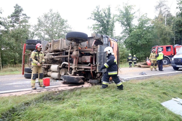 Groźny wypadek na DK94. Przewróciła się ciężarówka, są ranni. Droga w kierunku Prochowic jest zablokowana.