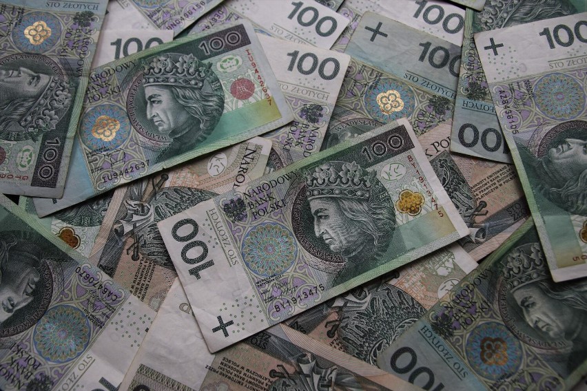 Średnie pensje netto pracowników urzędu miasta w Żarach w...