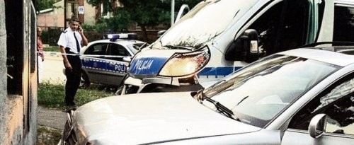 Kolizja na ul. Grunwaldzkiej. Pijany kierowca volkswagena uderzył w radiowóz