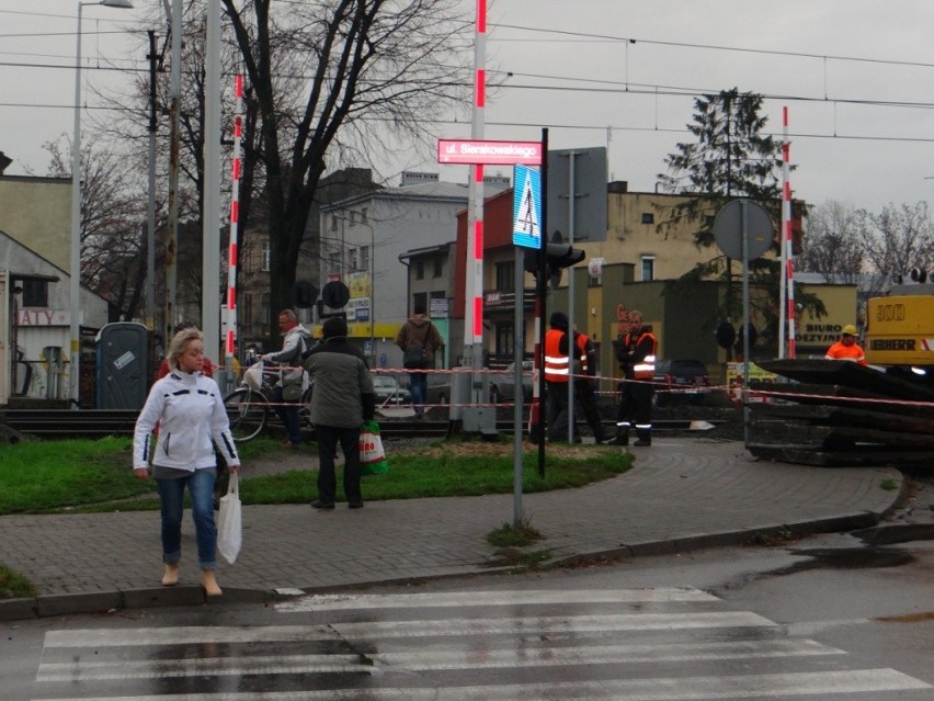 Zamknięty przejazd kolejowy na ulicy Warszyca w Radomsku