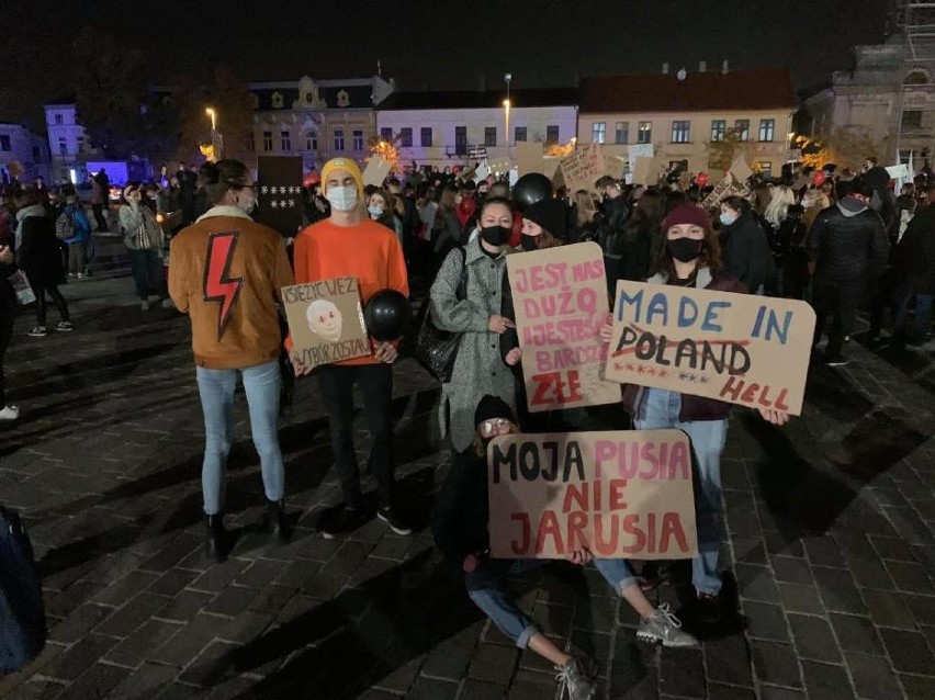 Dziś w Tomaszowie kolejny strajk kobiet. Tomaszowianki planują spacerować w centrum miasta [TRASA, ZDJĘCIA]